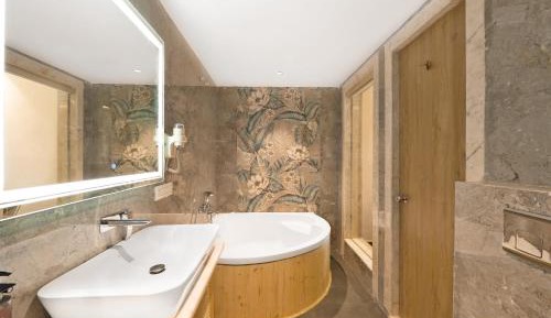 Executive Room with Balcony & Bathtub 