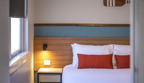 Studio with Queen & Single Bed