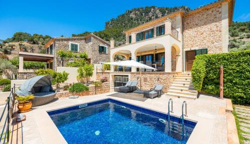 Villa with Garden View