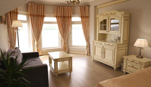 Deluxe Double Room with Lake View
