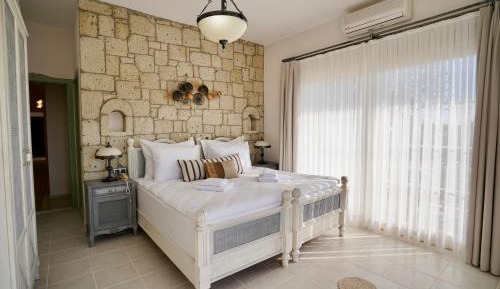 Deluxe Room (2 Adults + 1 Child)