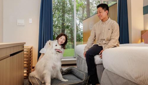 Pet Room with Private Dog Park and View Bath - Non-Smoking