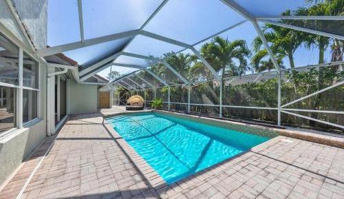 Apartment with Pool View 