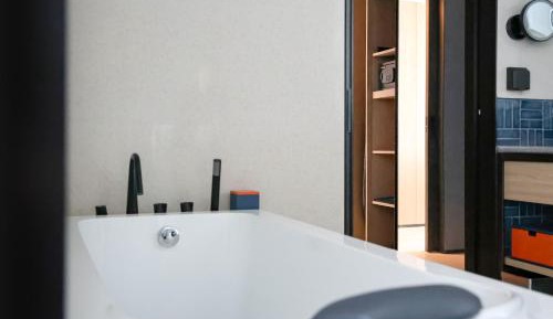 One-Bedroom King Suite