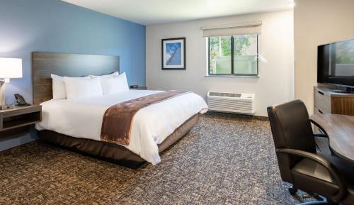 King Room with Recliner - Hearing Accessible