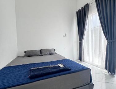 Deluxe Room (2 Adults + 1 Child)