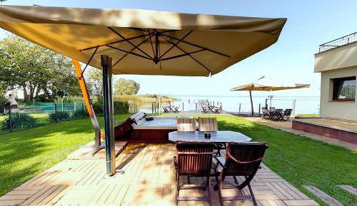 One-Bedroom Apartment with Lake View  (4 Adults)