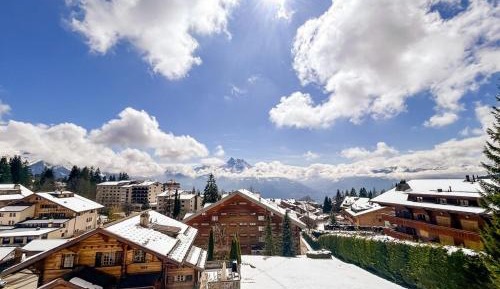 Apartment with Mountain View