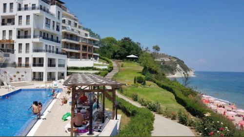One-Bedroom Apartment with Sea View