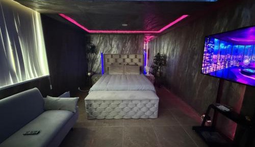 Double Room with Private Bathroom S4