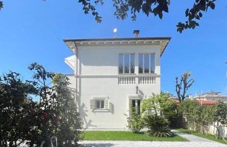 Deluxe One-Bedroom Apartment with Garden View
