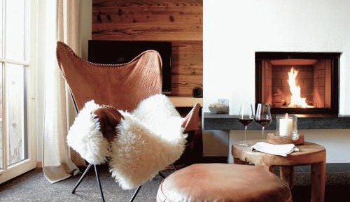 Two-Bedroom Apartment with Balcony and Fireplace