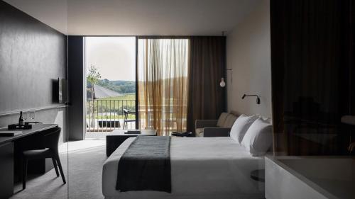 Vineyard with Shower including Breakfast and Signature Inclusions