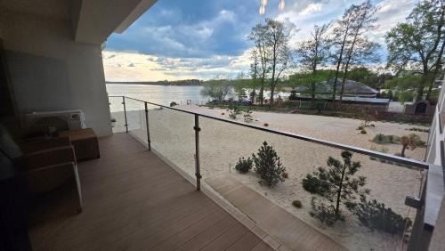 One-Bedroom Apartment with Lake View