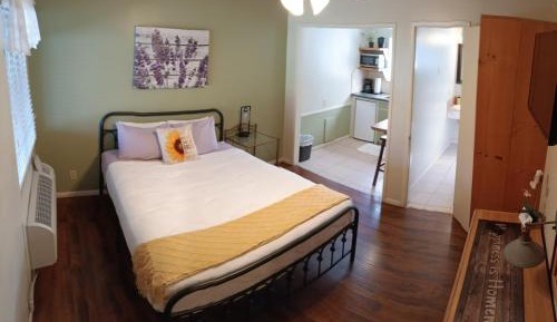 Queen Room with Kitchen