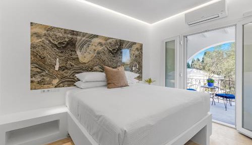 Deluxe Double Room with Side Sea View