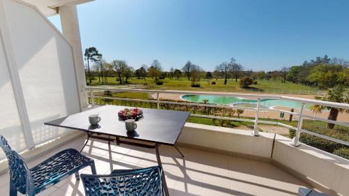 Apartment with Pool View 
