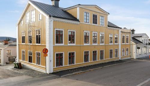 Five-Bedroom Deluxe Apartment
