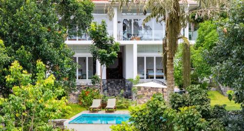 Suite with Pool View