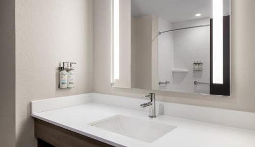 Standard Room with Two Queen Beds - Communications Accessible Tub