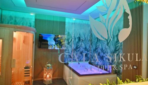 Queen Suite with Spa Bath
