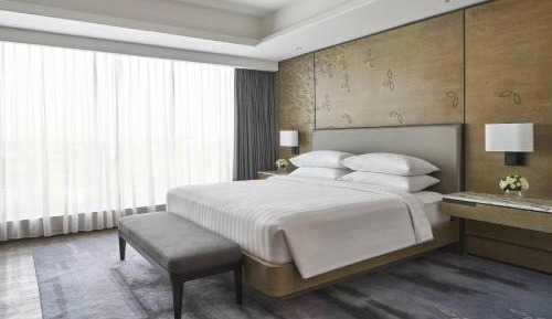 M Club lounge access, 1 Bed Room Executive Suite, 1 King, Pool view
