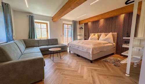 One-Bedroom Apartment with Lake View