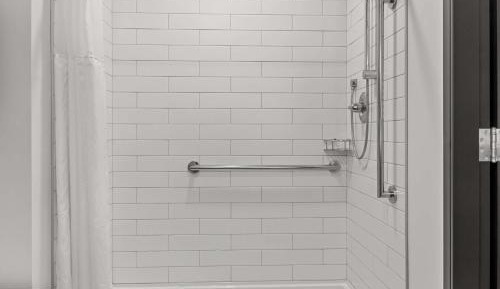 Queen Suite with Two Queen Beds and Roll-in Shower - Disability Access