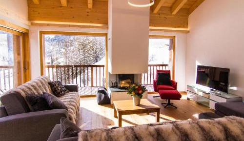 Deluxe Four-Bedroom Apartment with Sauna