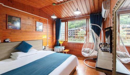 River View Wooden Panel King Room