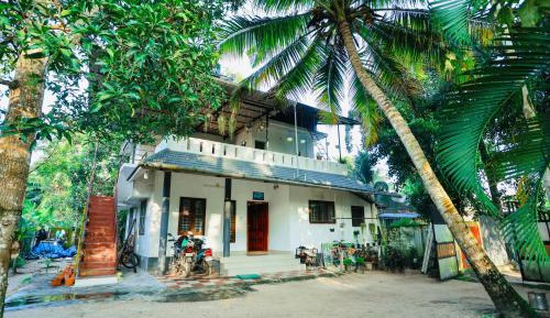 Deluxe Double Room (2 Adults + 1 Child)