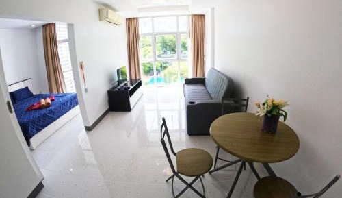 One-Bedroom Apartment with Pool View