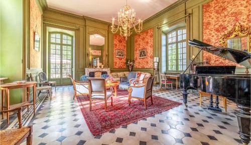 Eight-Bedroom Holiday Home