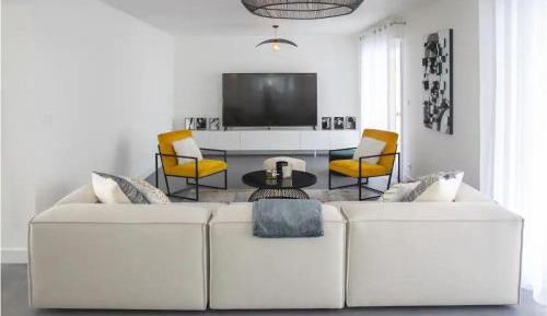 Seven-Bedroom Holiday Home