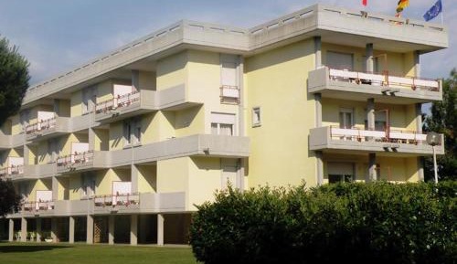 One-Bedroom Apartment with Balcony