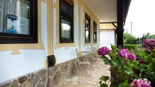 Apartment with Mountain View