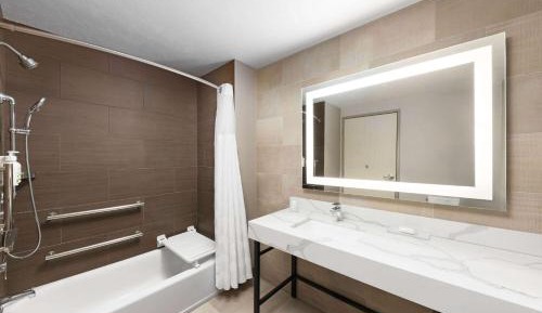 King Room with Tub w/ Grab Bars and Sofa Bed - Mobility/Hearing Accessible - Non-Smoking