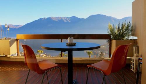 Apartment with Lake View