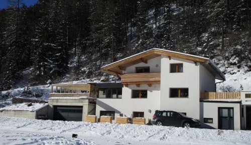 Apartment with Mountain View