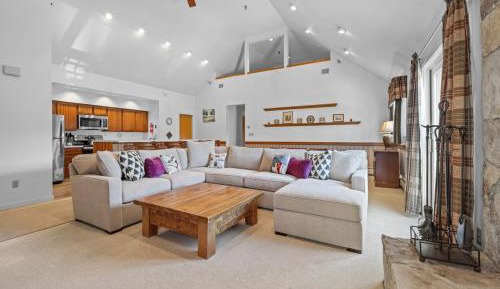 Three-Bedroom Apartment with Mountain View