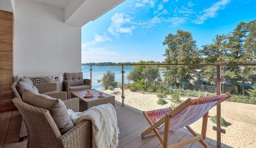 One-Bedroom Apartment with Lake View