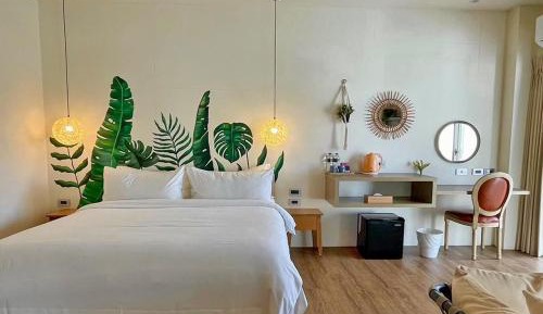 Queen Room with Pool View