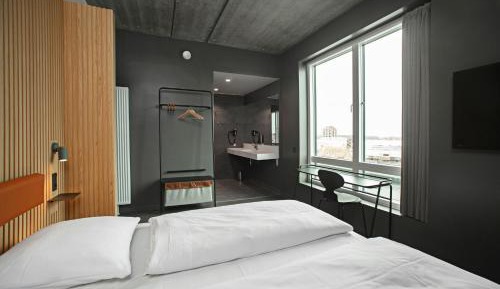 Standard Double Room with One King Bed