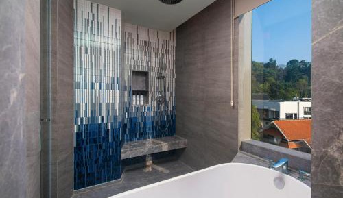 One-Bedroom Corner Suite