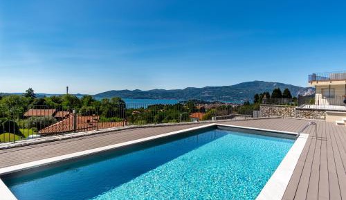 One-Bedroom Apartment with Lake View
