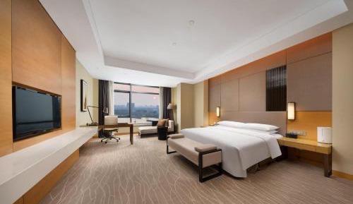 Standard King Room with Lounge Access
