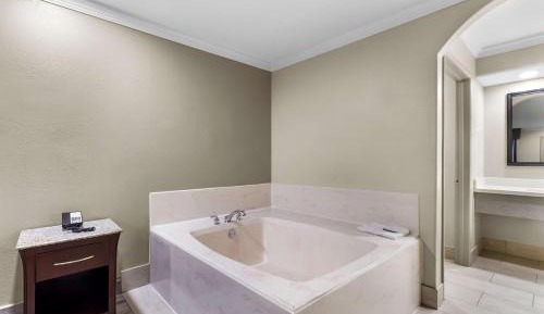 King Bed Jetted Tub Suite Smoking