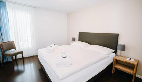 Three-Bedroom Apartment with Lake View - Annex