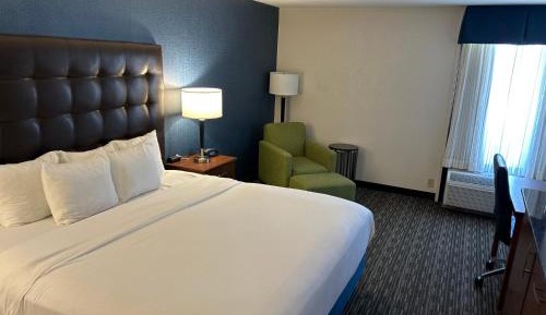 King Deluxe Room with Tub w/Grab Bars - Mobility/Hearing Accessible - Non-Smoking