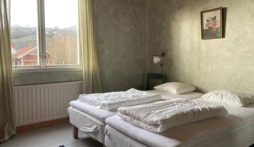 Family Room with Shared Bathroom (6 Adults)